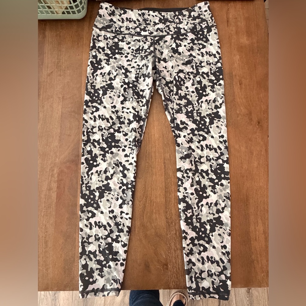High-Rise Camo Print Leggings in Black, White & Gray